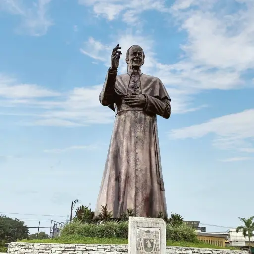 Alcalde Wilson Erazo ratifica que no retirará el monumento a monseñor Emilio Lorenzo Stehle 