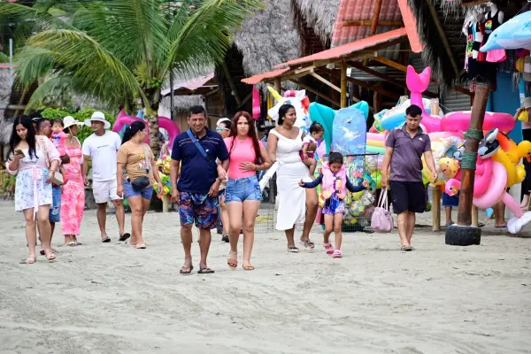 En Cojimíes, cada mes llegan al menos 5 mil turistas y cuenta con una extensa playa y varios hoteles. ,El Diario