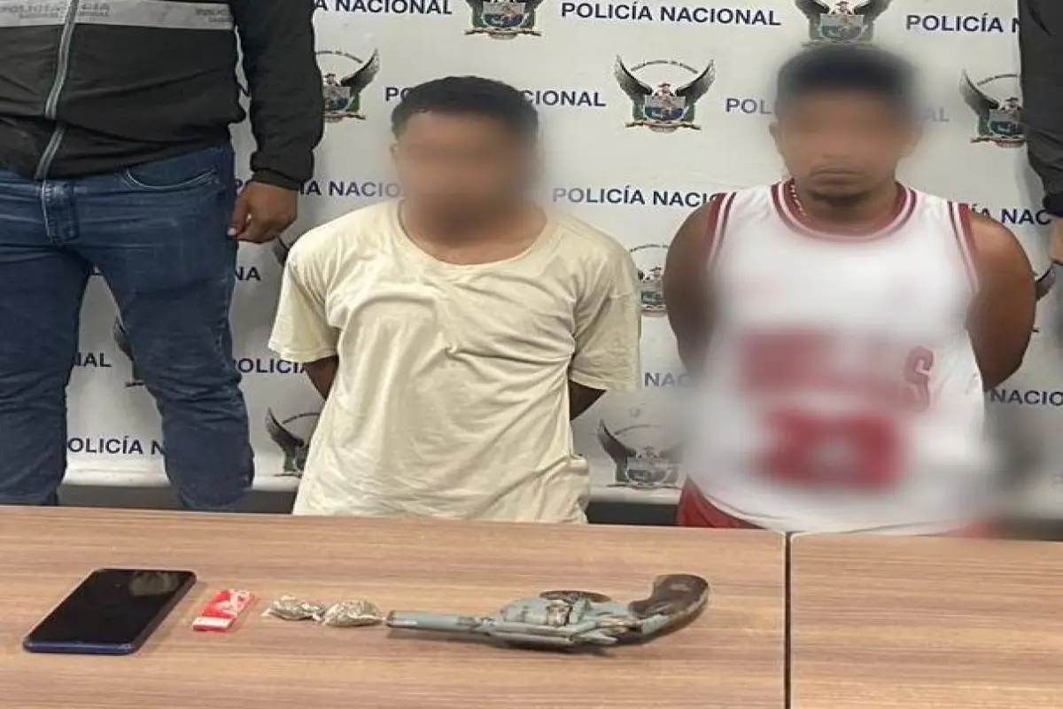 Los aprehendidos junto al arma incautada., Cortesía