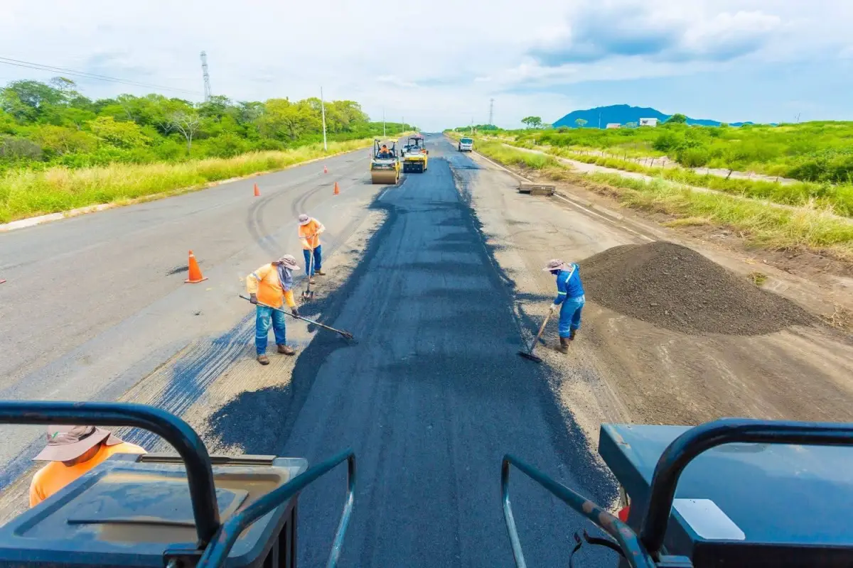 Manabí Vial EP realiza mantenimiento asfáltico en la vía Montecristi – Colisa., El Diario