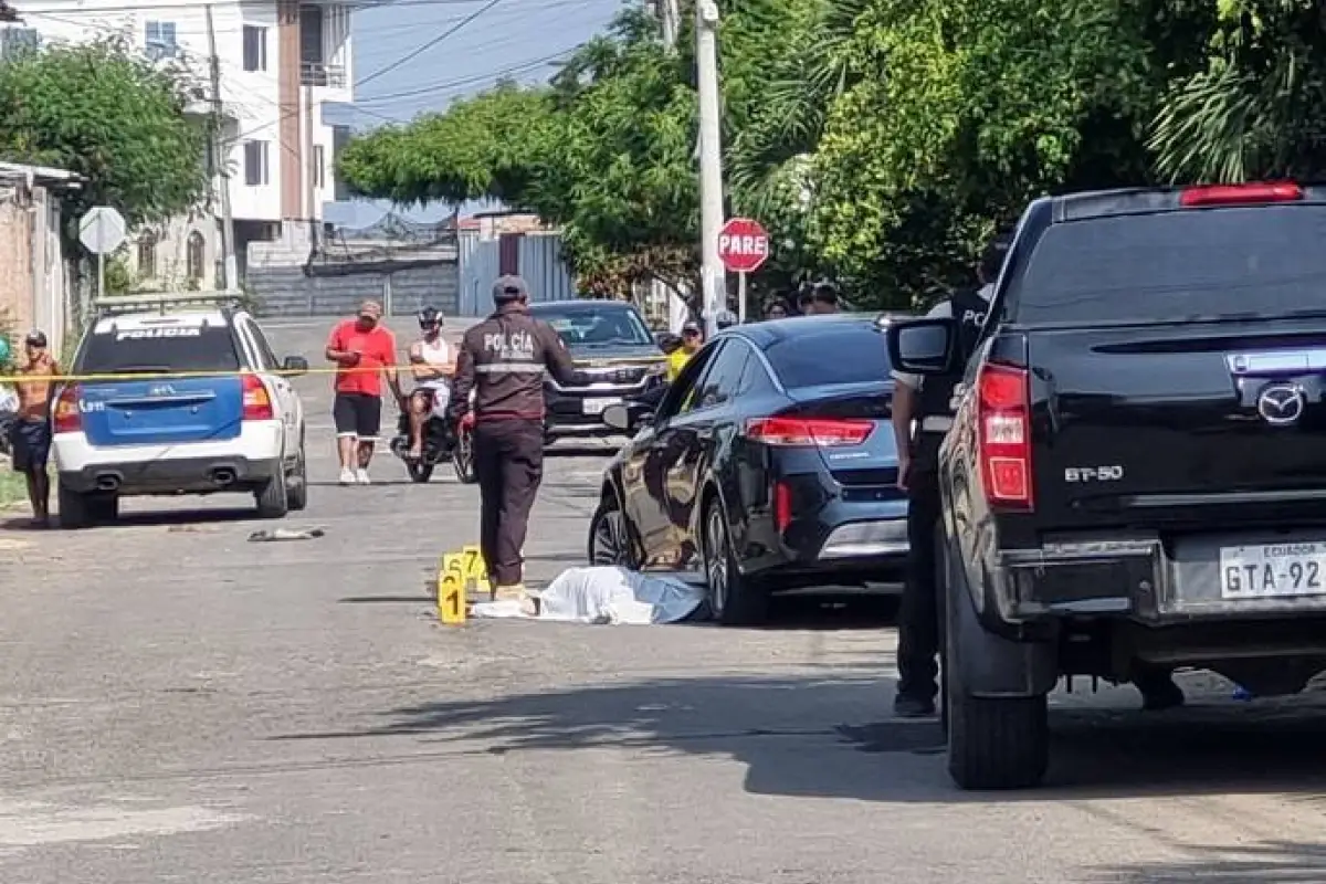 El cuerpo de Óscar Mendoza quedó a un costado del vehículo en el que se encontraba su esposa., Foto: El Diario