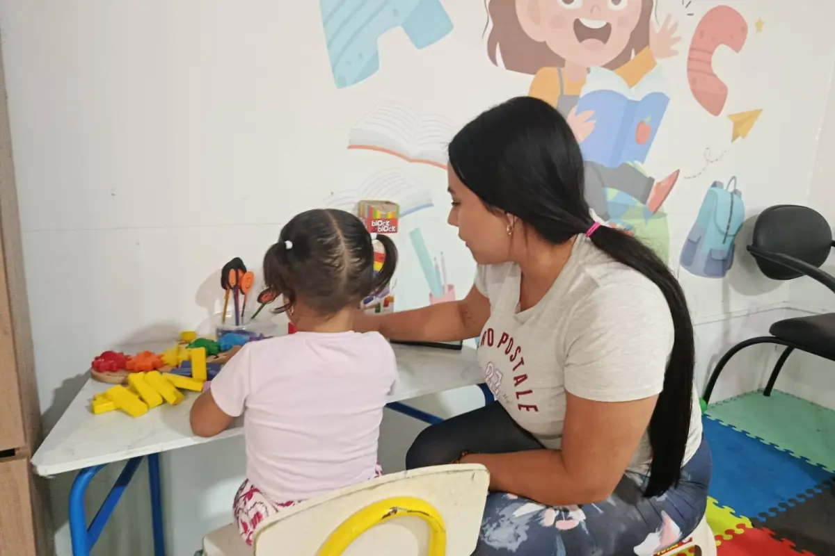 Cindy Mendoza, terapeuta ocupacional, brindando terapia a una niña en el centro multisensorial., El Diario
