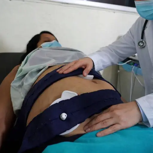 Ministerio de Salud garantiza atención normal tras reestructuración y médicos advierten sobrecarga laboral