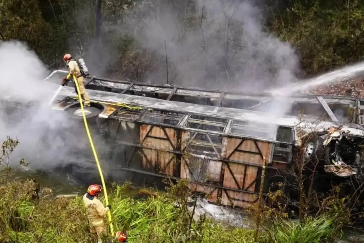 El bus de la cooperativa San Luis quedó totalmente destruido tras ser consumido por las llamas., Foto: Bomberos Cuenca