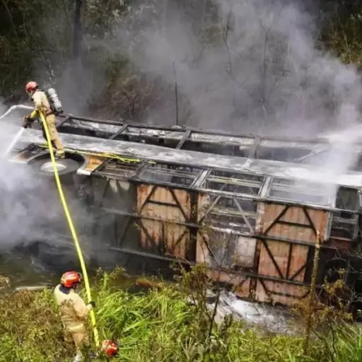 Once muertos y 20 heridos: Bus cayó a un riachuelo y terminó envuelto en llamas en Azuay