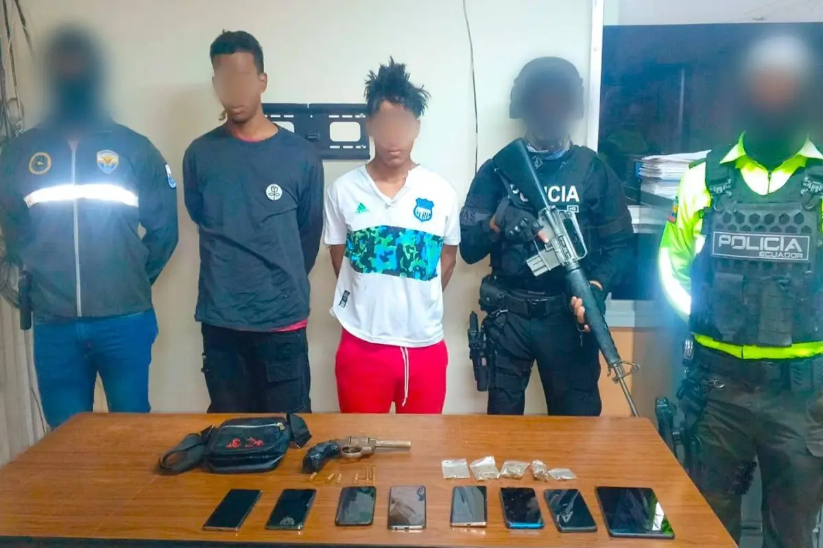 Los detenidos junto a las evidencias incautadas., Cortesía