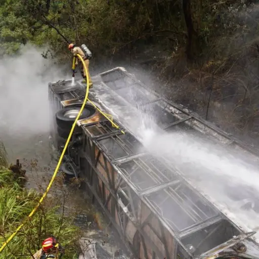 Accidente de bus en la vía Cuenca–Molleturo deja al menos 11 fallecidos y más de 20 heridos 