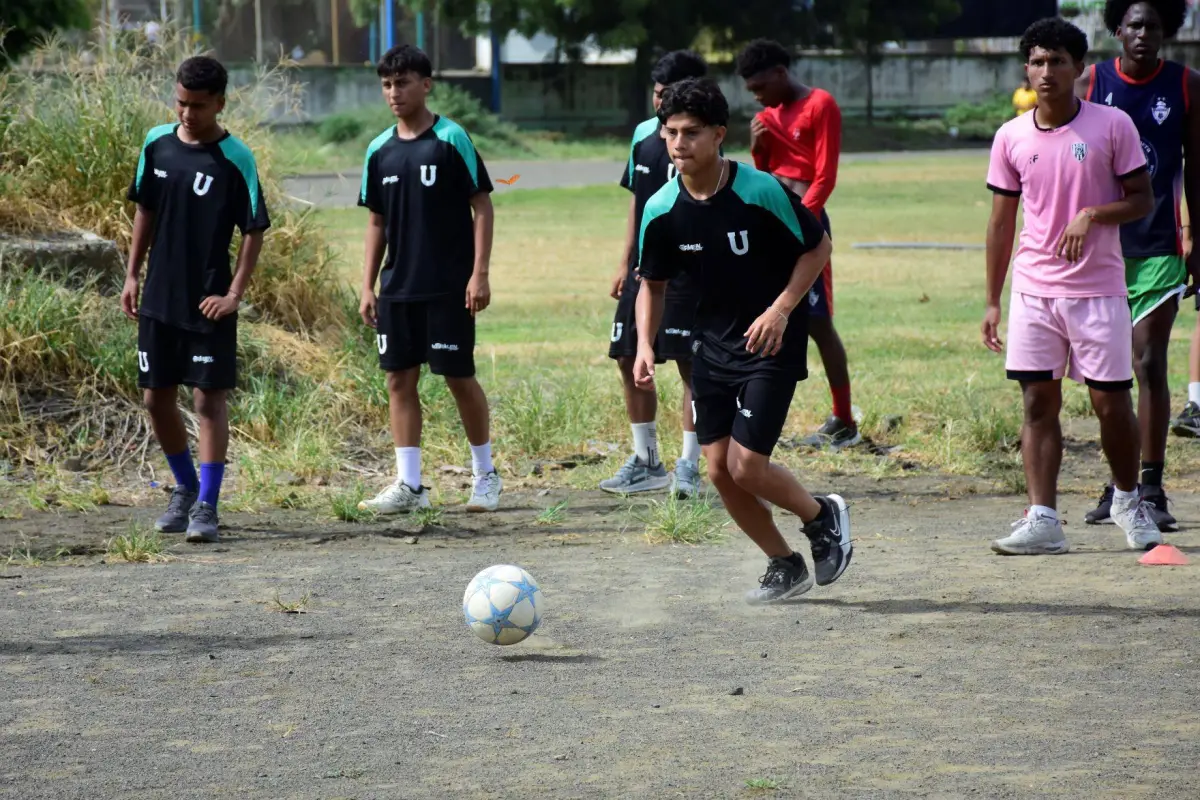 Jugadores de la Sub 17 de Liga de Portoviejo se alistan para medir a Deportivo Cuenca