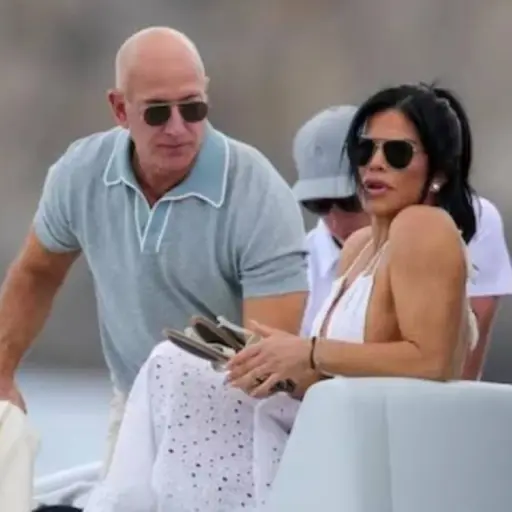 Jeff Bezos, fundador de Amazon, visita las Islas Galápagos con su esposa Lauren Sánchez