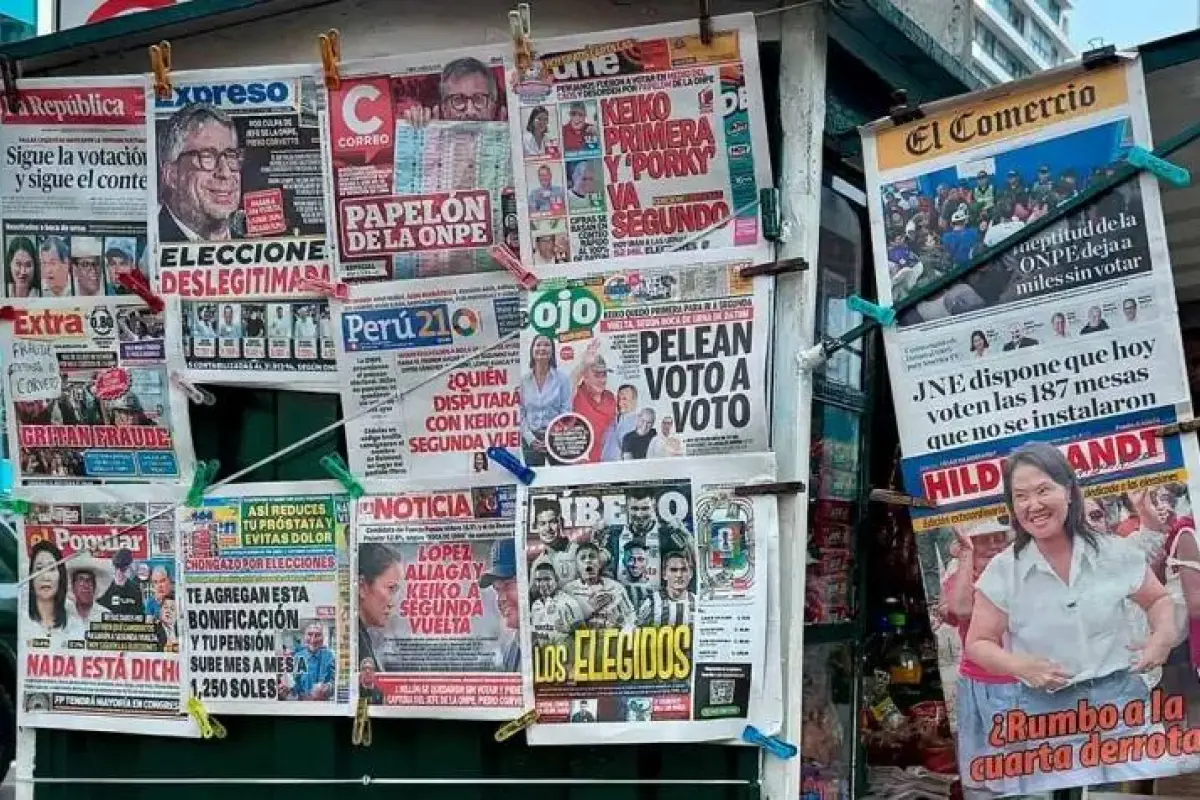 Las portadas de varios de los periódicos más importantes de Perú tratando el tema de las elecciones., Foto: Agencias