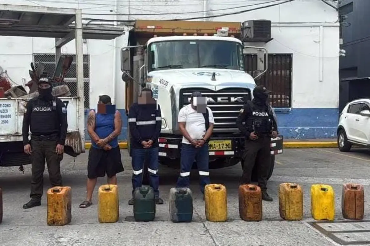 Los tres detenidos junto a la volqueta del Municipio de Guayaquil que también fue retenida., Foto: Policía Nacional