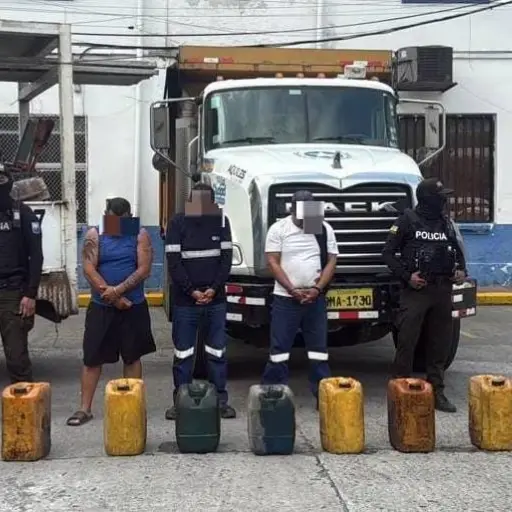 Dos funcionarios del Municipio de Guayaquil fueron detenidos por un presunto desvío de combustible