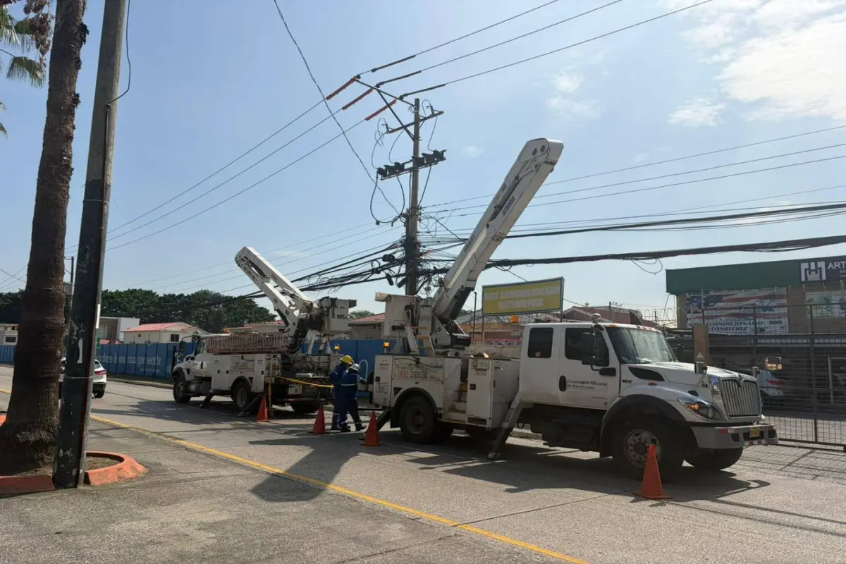 CNEL EP atribuye cortes eléctricos en Guayaquil, Daule y Samborondón a sobrecarga por ola de calor, redes sociales
