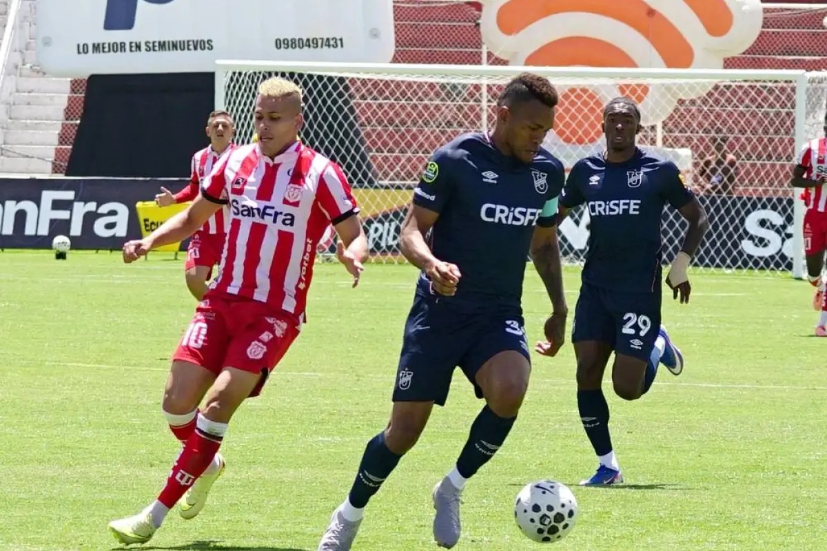 El encuentro entre Técnico Universitario y Universidad Católica se disputó en el estadio Bellavista de Ambato., Foto: Apifoto
