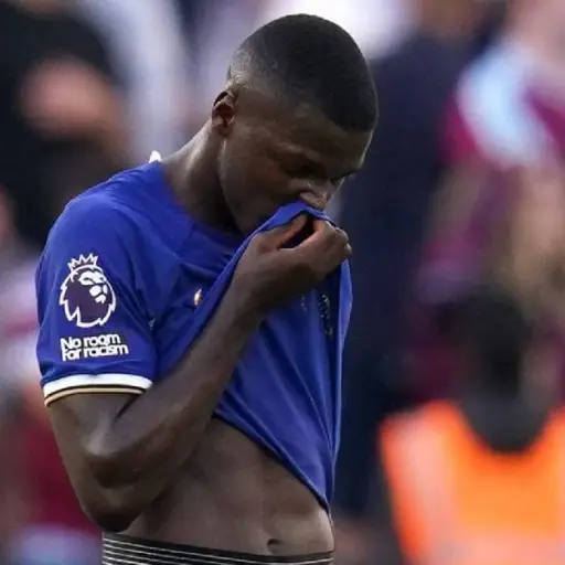 La prensa inglesa cuestiona el rendimiento de Moisés Caicedo tras la goleada del Chelsea ante el Manchester City