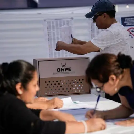 Perú registra empate técnico en elecciones presidenciales; las votaciones continúan este lunes 13