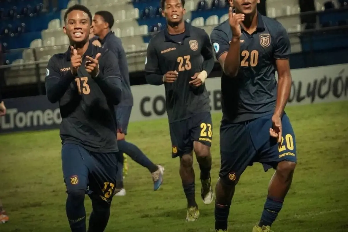 Jugadores de la selección de Ecuador Sub-17 celebran la clasificación al Mundial., X: @LaTri