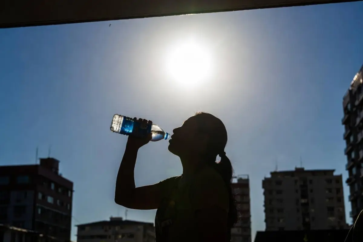 Entre el lunes 13 y el jueves 16 habrá una sensación térmica de 40 grados, según el Inamhi., Foto: Generada por IA