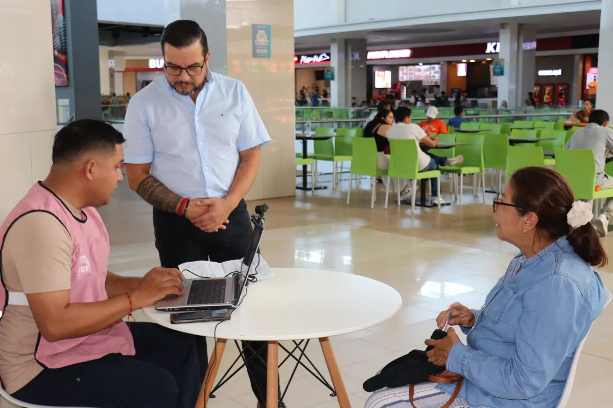 El director del CNE Manabí, Julio Yépez Franco, constatando la operatividad de las brigadas móviles., CNE Manabí.