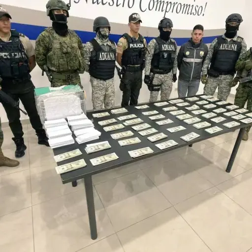 Ejército decomisa más de .000 en billetes falsos en terminal de Quito