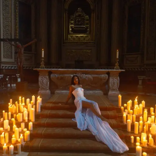 Iglesia Católica denuncia uso indebido de templo tras difusión de fotografías semidesnuda de la cantante Tokischa
