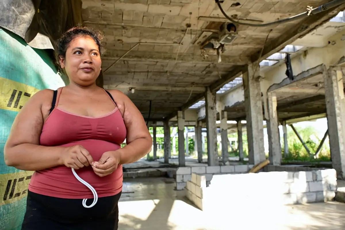 Melani López, vive con su familia en los predios de una antigua escuela., El Diario
