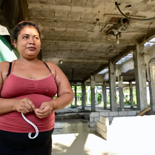 Predios de escuela destruida es refugio de damnificados del 16A