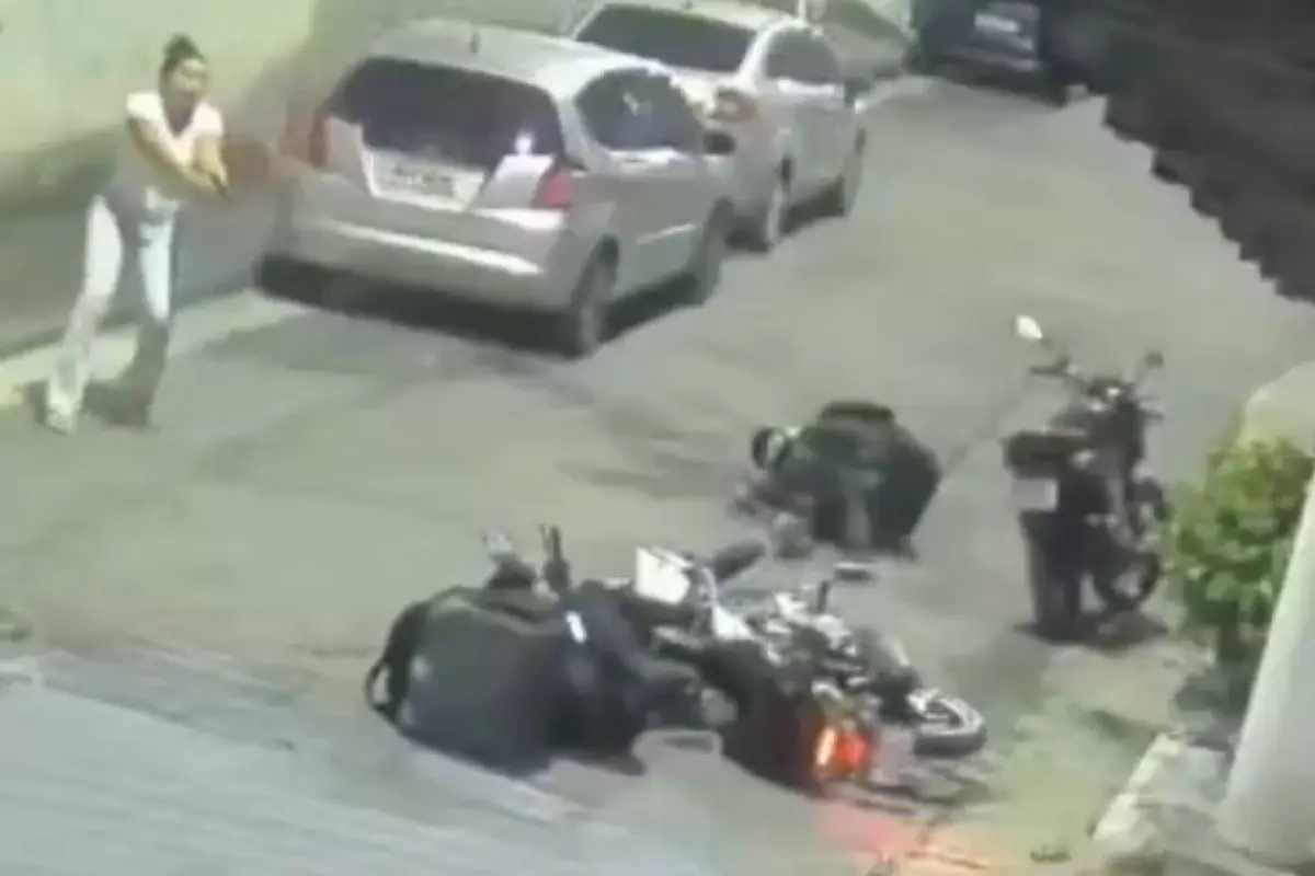 Los dos ladrones cayeron abatidos por la mujer policía que estaba vestida de civil., Foto: Captura de pantalla