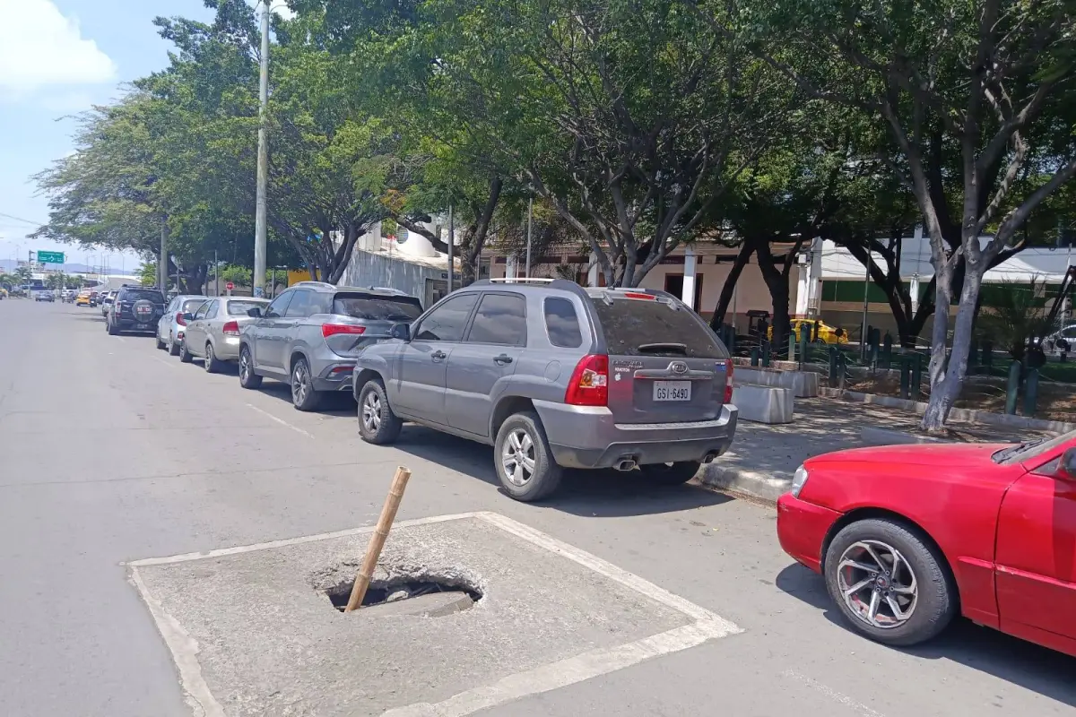 Hundimiento de tapa en Malecón Jaime Chávez preocupa a conductores., El Diario