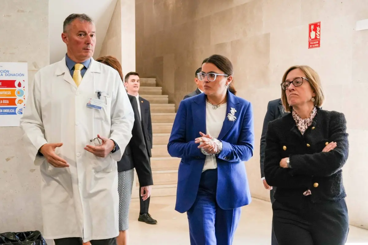 La vicepresidenta María José Pinto durante un recorrido en el hospital en Madrid., X: @Vice_Ec