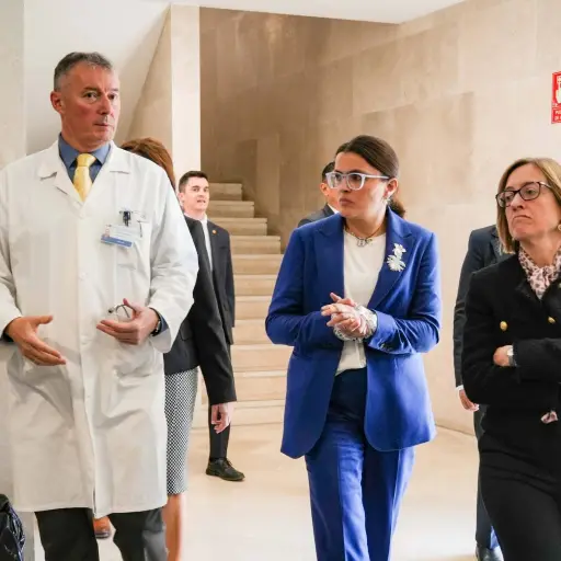 María José Pinto recorre centro de salud en Madrid para fortalecer gestión sanitaria en Ecuador