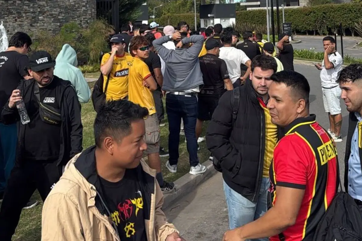 Decenas de hinchas de Barcelona SC esperan conseguir entradas para el partido en Buenos Aires., Foto: redes Sociales