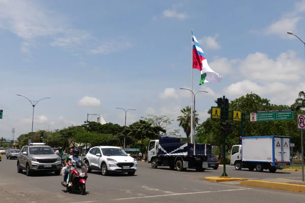 Una bandera gigante ya ondea en Portoviejo: así reaccionan los ciudadanos, producción El Diario