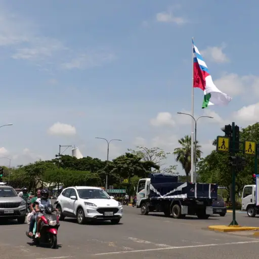 Una bandera gigante ya ondea en Portoviejo: así reaccionan los ciudadanos