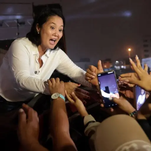 Keiko Fujimori lidera escrutinio en Perú mientras el segundo puesto se mantiene en empate técnico