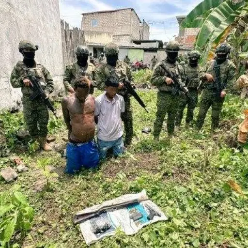 Golpe a lo ilícito en Pedernales: dos detenidos con droga y armamento