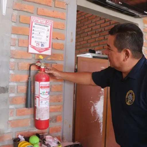 Cuerpo de Bomberos verifica sistemas contra incendios en empresas de Manta 