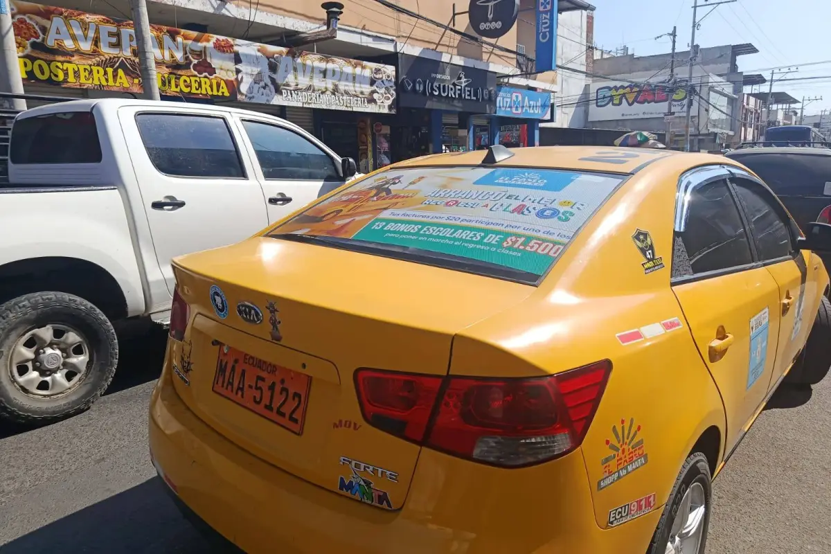 Taxistas de Manta cuestionan nuevo cobro por publicidad y evalúan paro., El Diario