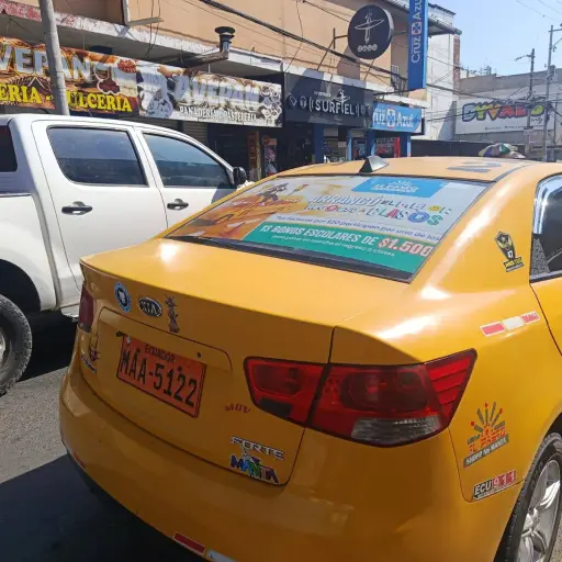 Taxistas y buses urbanos de Manta en alerta: EP Movilidad de Manta cobrará por la publicidad en sus vehículos