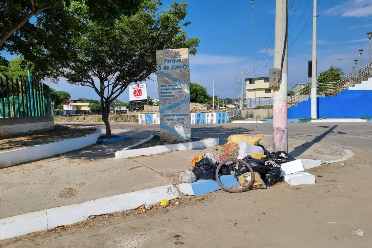 Basura frente a un parque en el barrio 5 de Junio., El Diario