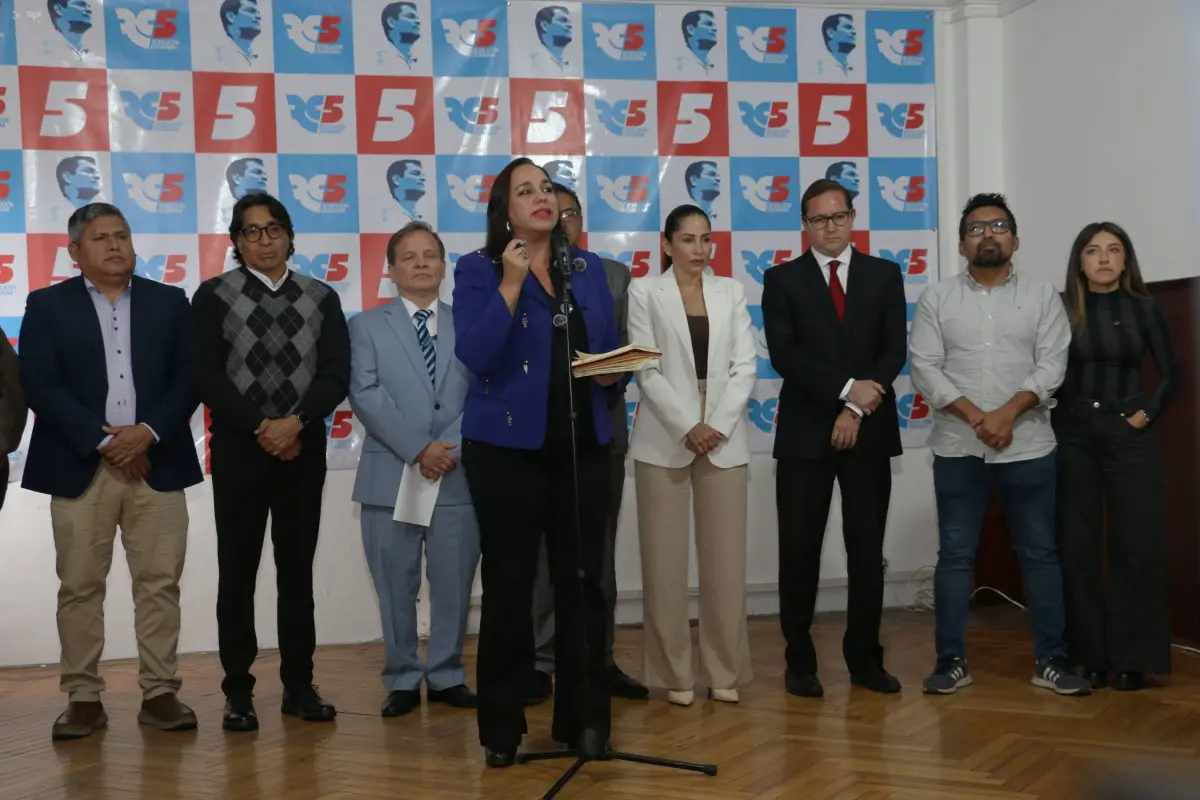 Gabriela Rivadeneira (c), presidenta del movimiento Revolución Ciudadana., API