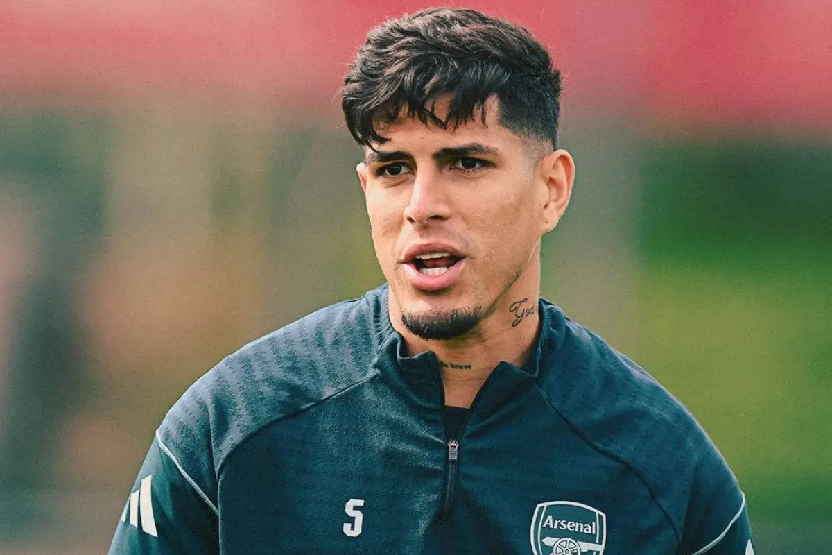 Piero Hincapié, defensa de Arsenal, se recuperó de una lesión