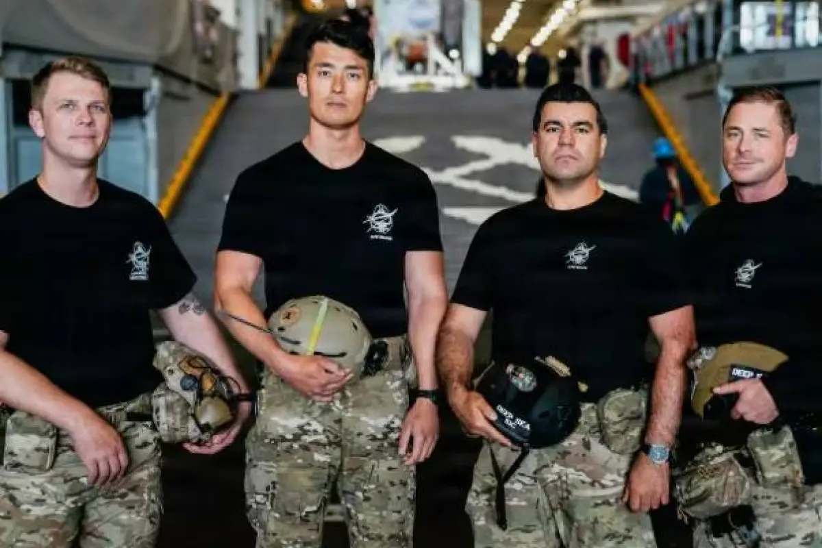 Los cuatro militares expertos en rescates acuáticos que contactarán a los astronautas tras el amerizaje., Foto: Agencias