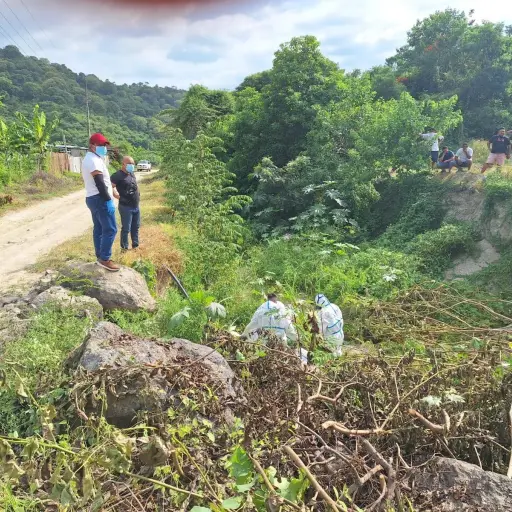 Hallan cuerpo de hombre en un saco en canal de Portoviejo