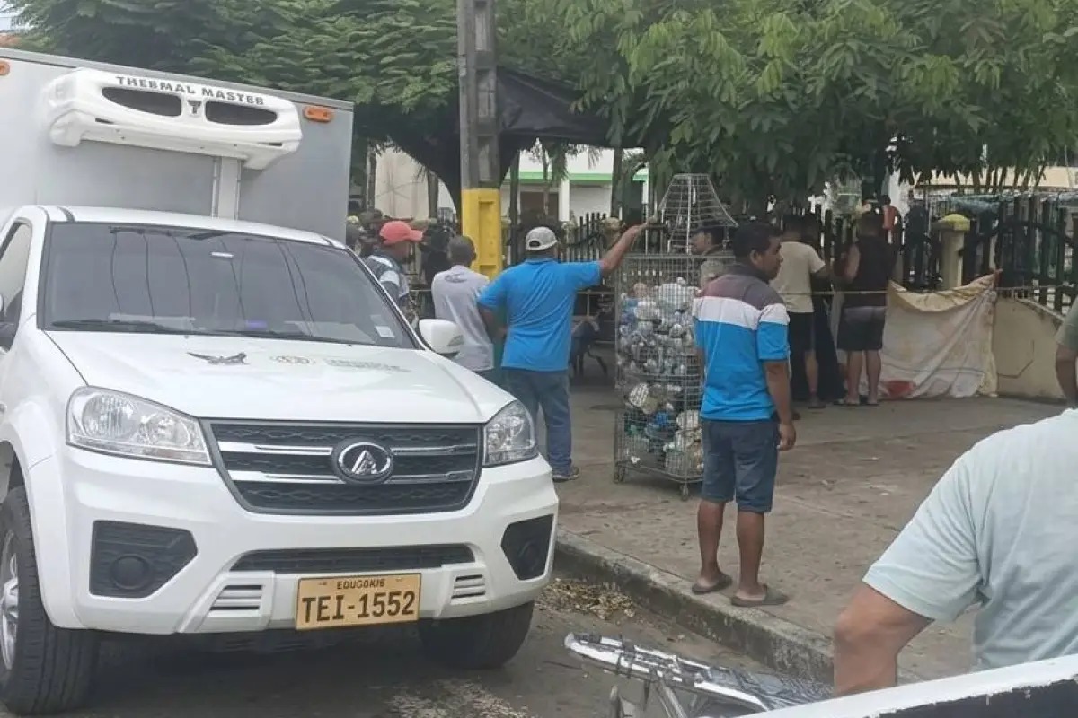 El cuerpo del exconcejal Roger Palma Morán quedó en el parque tras el ataque armado., Foto: El Diario