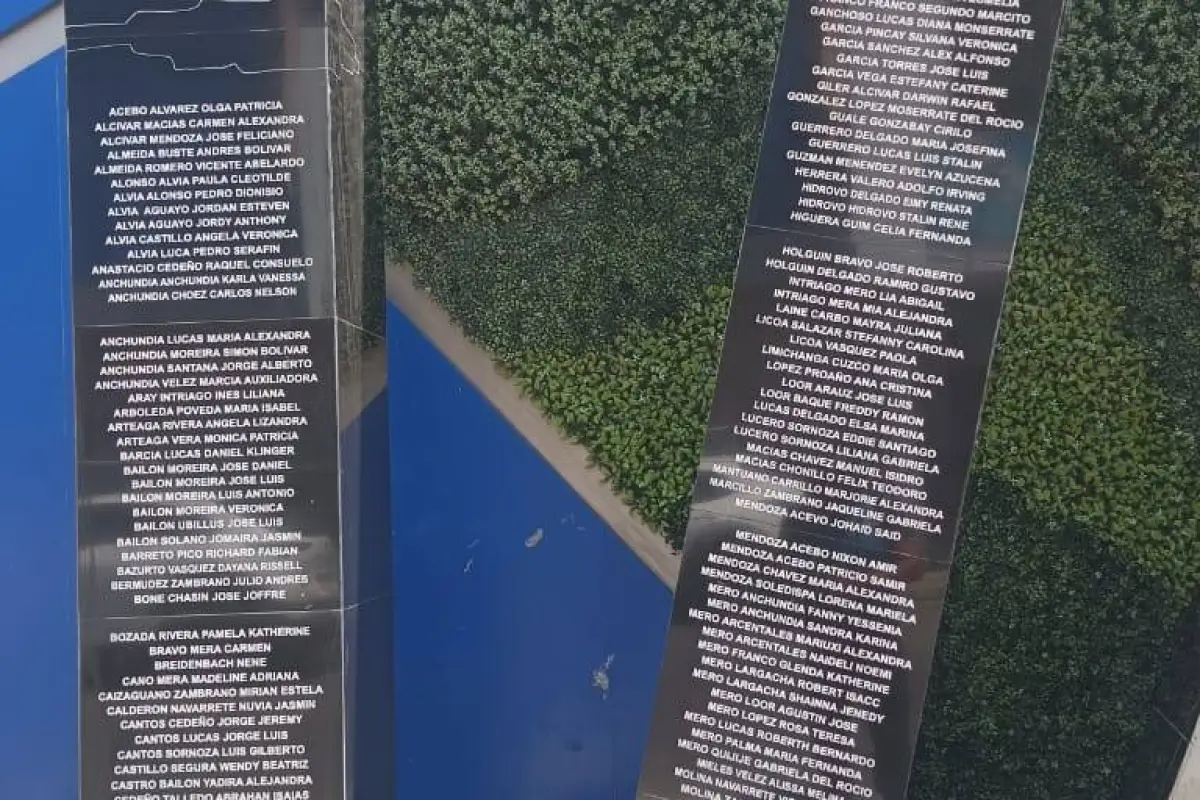 Así van quedando las torres que son parte del memorial; allí constan los 210 nombres de las víctimas., El Diario