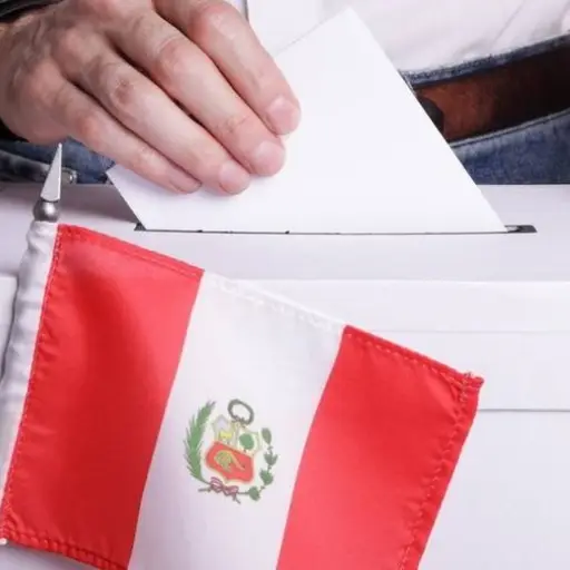 Perú define su futuro político en las elecciones presidenciales más fragmentadas de su historia