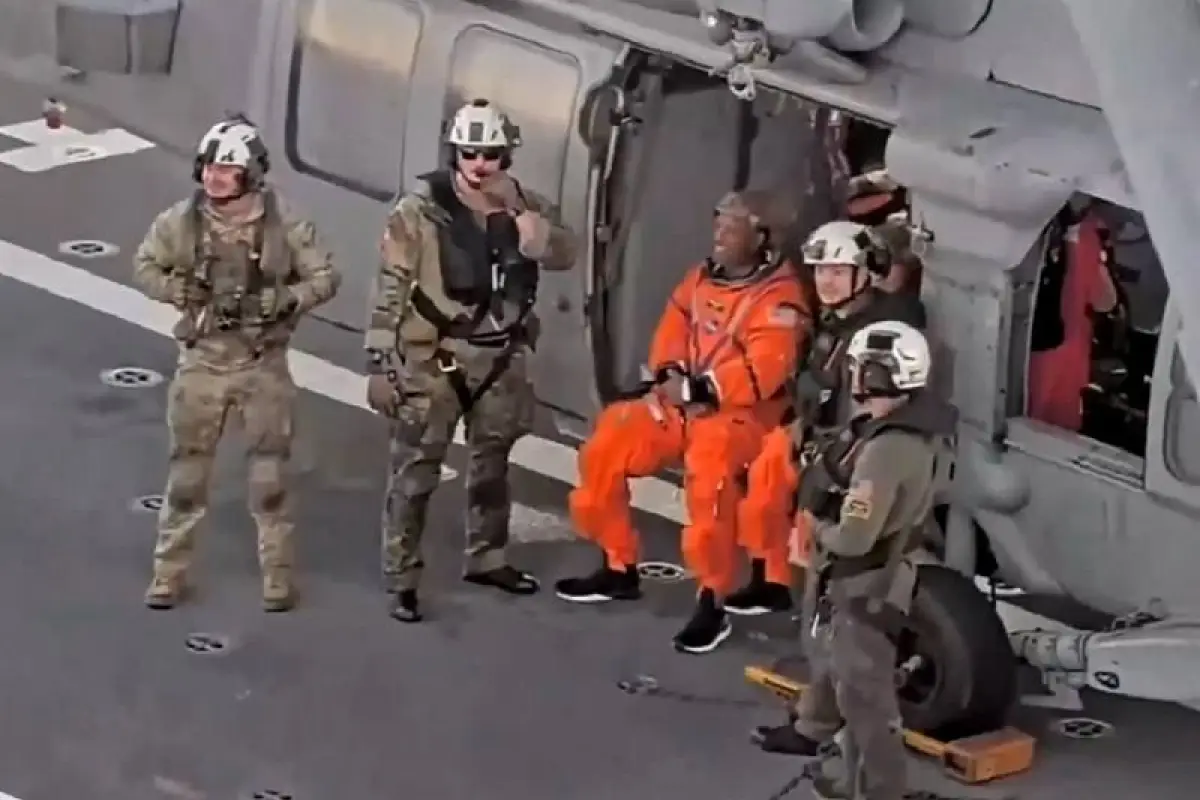 Los astronautas de Artemis II fueron trasladados en helicóptero desde la balsa de recuperación hasta un buque de la Marina., Foto: Captura de pantalla