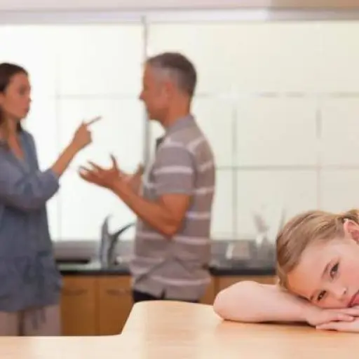 Conflictos parentales frecuentes afectan el desarrollo emocional de los niños