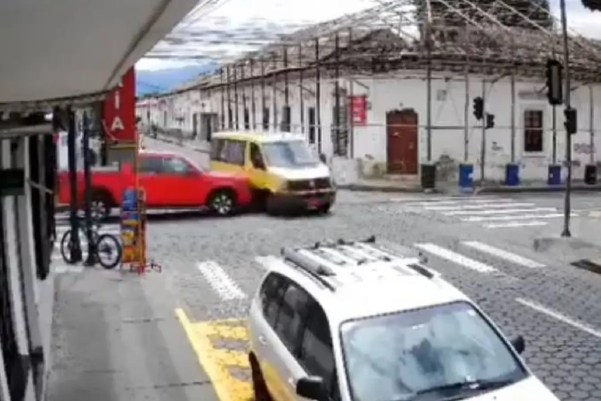 El choque entre la camioneta y la buseta quedó registrado por cámaras de video., Foto: Captura de pantalla